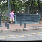 En los exteriores del parque La Victoria las calles se han vuelto baños públicos.