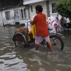 En la quinta etapa de El Recreo, en Durán, varias calles quedaron inundadas.