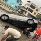 Un vehículo  terminó hundido en un tramo de la calle, en la Floresta 3. El hueco no se veía porque la zona estaba lleno de agua.
