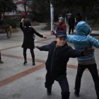 Ancianos bailan en un parque en Wuhan (China), en una fotografía de archivo.