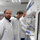 El científico español Asier Unciti en el laboratorio del Institute of Genetics and Cancer de la Universidad de Edimburgo.