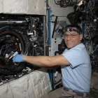 Frank Rubio reemplaza las muestras experimentales y el hardware de investigación dentro del bastidor integrado de combustión de la EEI