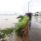 Mucho Lote 2. Los vecinos denuncian un socavón al pie del río, temen que la vereda se rompa y el afluente se desborde hacia el interior de la ciudadela.