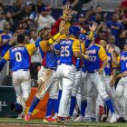 Jugadores de la selección venezolana celebran tras vencer a Nicaragua.