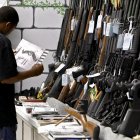 Fotografía de archivo en la que se registró a un hombre al detallar el manual de un pistola, dentro de una tienda de armas, en Kansas (EE.UU.). EFE/Larry W. Smith