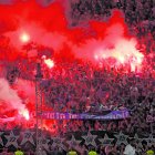 El encendido de bengalas es una práctica entre hinchas que aún los clubes no logran erradicar.