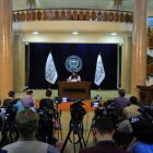 Zabiullah Mujahid, portavoz del gobierno talibán, conversa con periodistas durante una conferencia de prensa en Kabul el 25 de agosto de 2022.