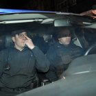 Fotografía de archivo, tomada el pasado 2 de septiembre, en la que se registró a un par de agentes de la Policía Federal de Argentina al trasladar a Fernando Sabag Montiel (c, cubierto), detenido por el intento de homicidio contra la vicepresidenta Cristina Fernández, en Buenos Aires (Argentina).