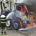 Un bombero intenta controlar el fuego de un camión en llamas, hoy, en Parnamirim, en el estado Río Grande del Norte (Brasil).
