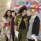 La rabina del m
ovimiento conservador judío Irina Gritsevskaya (izquierda) vestida de geisha, junto a otros participantes en una celebración de la fiesta del Purim en Kiev. EFE/ Marcel Gascón