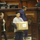 Información. Dos cartones de documentos reservados entregó el pasado 13 de enero el superintendente de Bancos a Viviana Veloz.