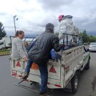 Camionetas cobran medio dólar para transportar a personas a ciudadanos en las veredas de la ciudad de Ambato.
