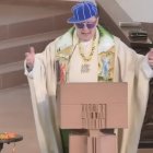 El clérigo alemán Thomas Eschenbacher en el altar