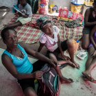 Mujeres conversan al interior de un campo de desplazados, el 11 de marzo de 2023, en Puerto Príncipe.