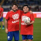 Diego Armando Maradona Jr junto a su padre.