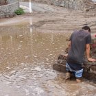 Un residente se lamenta hoy por las afectaciones causadas por el ciclón Yaku, en el distrito de Chaclacayo en Lima (Perú).