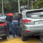 Instante en el que los delincuentes robaron a uno de los conductores que esperaba en la vía.