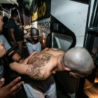 Fotografía cedida por la presidencia de El Salvador donde se observa el traslado de pandilleros a la cárcel denominada Centro de Confinamiento del Terrorismo (CECOT) en la madrugada de hoy, en Tecoluca (El Salvador). El presidente de El Salvador, Nayib Bukele, afirmó este miércoles que fueron trasladados 2.000 pandilleros más a una nueva prisión de alta seguridad, con capacidad para 40.000 miembros de estas estructuras criminales y, de acuerdo con el mandatario, "la más grande de América". EFE/Precidencia de El Salvador /SOLO USO EDITORIAL/SOLO DISPONIBLE PARA ILUSTRAR LA NOTICIA QUE ACOMPAÑA (CRÉDITO OBLIGATORIO)