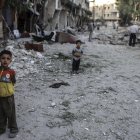 Imagen de archivo de niños delante de viviendas destruídas por bombardeos en Arbin, a las afueras de Damasco (Siria). EFE/Mohammed Badra