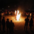 Los iraníes participan durante una fiesta tradicional de fuego llamada "Charshanbeh Suri" en Teherán, Irán, el 14 de marzo de 2023.