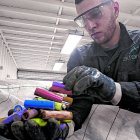 Un operario de la empresa Altero fue registrado al separar baterías recargables en desuso, en Guarne, Colombia.