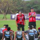 Hernán Darío Gómez, ya de 63 años, en su primera charla técnica con el Junior.