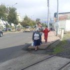 Opciones. Usuarios optan por caminar debido al incremento del gasto.