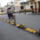 Los divisores plasticos de la calle 6 de marzo están destruidos.