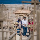 - Fotografía cedida por presidencia de Chile del presidente de Chile, Gabriel Boric (c), recorriendo con familiares de víctimas la fosa común de Pisagua, en el norte de Chile, hoy en Tarapacá (Chile). Boric afirmó este jueves que la búsqueda impulsada por su gobierno de detenidos desaparecidos durante la dictadura cívico militar liderada por el general Augusto Pinochet (1973-1990) "va a ser difícil" y su éxtito "improbable" pero que es "deber moral de no dejar jamás de buscar". EFE/ Presidencia De Chile SOLO USO EDITORIAL/NO VENTAS/SOLO DISPONIBLE PARA ILUSTRAR LA NOTICIA QUE ACOMPAÑA/CRÉDITO OBLIGATORIO