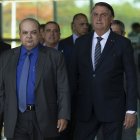 El expresidente de Brasil, Jair Bolsonaro (d), y el gobernador electo de Brasilia, Ibaneis Rocha (i), en una fotografía de archivo. EFE/ Joédson Alves.