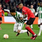 Ryan Mmaee (L) of Ferencvaros is challenged by Piero Hincapie of Bayer Leverkusen for the ball during the soccer Europa League round of 16 second leg soccer match Ferencvaros vs. Bayer Leverkusen in Puskas Ferenc Arena in Budapest, Hungary, 16 March 2023. (Hungría) EFE/EPA/Szilard Koszticsak HUNGARY OUT