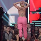 Instantes en que Avril Lavigne aparece junto a la activista quien luego bajada del escenario.