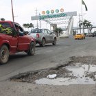Daño. Huecos así de grandes se han formado a lo largo de la ruta. La ciudadanía asegura que desde el martes pasado empezaron a taparlos, aunque no de la forma más idónea.