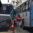 En la calle Rumichaca se observa que los conductores de buses dejan en media calle a los pasajeros donde pueden ocasionar accidentes
