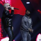 Fotografía de archivo, tomada el pasado 2 de febrero, en la que se registró al reguetonero Eladio Carrion (d), junto a su compatriota Arcángel