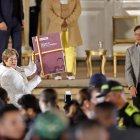 La ministra del Trabajo, Gloria Inés Ramírez Ríos (i), y el presidente de Colombia, Gustavo Petro, participan en un acto simbólico con motivo de la radicación de la ley de la reforma laboral hoy, en Bogotá (Colombia).