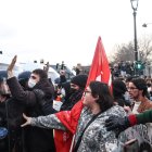 Los manifestantes se manifiestan cerca de la Asamblea Nacional después de la votación de la Asamblea Nacional francesa sobre la ley de reforma de pensiones propuesta por el gobierno.