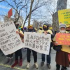 Decenas de vendedores ambulantes, de diversos grupos étnicos, sostienen carteles en varios idiomas con sus demandas durante una protesta relizada hoy frente a la Alcaldía de Nueva York.