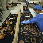 Médicos del servicio forense de Medicina Legal de Colombia fueron registrados al trabajar en la identificación de restos óseos humanos en Bogotá (Colombia).