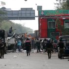 Lahore (Pakistan), 18/03/2023.- Supporters of opposition party Pakistan Tehrik-e-Insaf clash with police during a Police operation at Former Prime Minister and head of opposition party Pakistan Tehrik-e-Insaf, Imran Khan"s residence in Lahore, Pakistan, 18 March 2023. Police launched an operation at his residence to remove camping protesters who had prevented his arrest and clashed with security forces repeatedly over the past week, as Khan traveled to Islamabad on 18 March, to appear before a court in a case related to gifts he received during his term. Former premier was removed from office last year through a vote of no confidence, which Khan blamed on a US move to expel him from power. He later claimed that it was former Pakistani Army Chief Qamar Bajwa who conspired with the opposition to oust him. (Protestas) EFE/EPA/RAHAT DAR