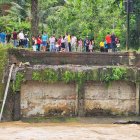 Las lluvias que han caído en las últimas horas han provocado derrumbes y el colapso de infraestructuras como el puente sobre el río Blanco.