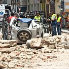Víctimas. En Azuay, Cuenca, Bomberos socorren a un ciudadano que quedó atrapado en el vehículo tras caída de una pared.