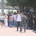 Los visitantes de un centro comercial de Guayaquil, luego del temblor.