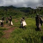 ACOMPAÑA CRÓNICA: PERÚ NARCOTRÁFICO***AME730. VRAEM (PERÚ), 04/07/2022.- Soldados peruanos participan en un operativo para la voladura con explosivos de una pista de aterrizaje clandestina, el 7 de junio de 2022 en la zona de los Valles de los Ríos Apurímac, Ene y Mantaro (Vraem), en la Amazonía de Perú. Una masacre perpetrada hace poco más de un año en el mayor valle cocalero de Perú es el último baño de sangre atribuido a una facción disidente de Sendero Luminoso, que, 30 años después del arresto de su líder, sigue entrañando una amenaza sigilosa en alianza con las mafias del narcotráfico. EFE/ Sebastián Montalvo Gray