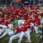 Jugadores de la selección mexicana celebrando el paso a la siguiente fase tras elimimar a Puerto Rico.