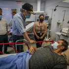 Fotografía cedida por Presidencia que muestra al presidente de Ecuador, Guillermo Lasso (c), mientras visita a los heridos por el terremoto hoy, en el Hospital del Seguro Social en la ciudad de Machala (Ecuador).
