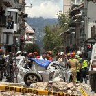 El Gobierno brasileño anunció este domingo su disposición a ofrecer la ayuda posible a las víctimas del terremoto del sábado que sacudió a Ecuador y que dejó al menos 15 muertos y cuantiosos daños materiales tanto en Ecuador como en Perú.

El Gobierno brasileño "afirma su disposición a prestar toda la cooperación posible a las autoridades de los dos países para atender la emergencia humanitaria", según un comunicado divulgado este domingo por el Ministerio de Relaciones Exteriores de Brasil.

La Cancillería expresó en su nota el pesar del Gobierno brasileño por las "pérdidas humanas y materiales consecuentes del seísmo" y "su solidaridad a los Gobiernos y a los pueblos ecuatoriano y peruano".

Según el comunicado, debido a la magnitud, el terremoto del sábado en Ecuador fue sentido en otros países de la región y causó graves daños en la región norte de Perú.

De acuerdo con los últimos datos oficiales, catorce personas murieron en Ecuador y una en Perú (una niña de 4 años) por el sismo de magnitud 6,5 en la escala Richter que se registró hacia el mediodía del sábado en la provincia del Guayas, en el litoral sur de Ecuador.

Según las autoridades ecuatorianas, el sismo dejó 381 heridos, muchos de ellos evacuados con apoyo del Ejército por vía aérea, así como 90 viviendas afectadas y 44 destruidas.