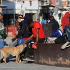 MEX077. CIUDAD JUÁREZ (MÉXICO), 18/03/2023.- Un grupo de migrantes permanecen en una plaza pública hoy, en Ciudad Juárez, estado de Chihuahua (México). Ante la crisis migratoria que se vive en la frontera entre México y Estados Unidos, las autoridades mexicanas enfrentan un desafío para solucionar el problema. En la fronteriza Ciudad Juárez, los más de 20 albergues se encuentran en su máxima capacidad y constantemente a través del tren llegan cientos de indocumentados en su mayoría de procedencia venezolana. EFE/ Luis Torres