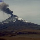 Fuerte. La columna de gases y ceniza alcanzó un kilómetro de altura, en dirección al este