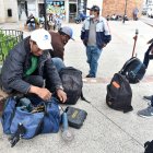 Deambulando. Plomeros, albañiles y personas que realizan oficios similares ruegan por una plaza de trabajo en plazas del norte y sur de Quito